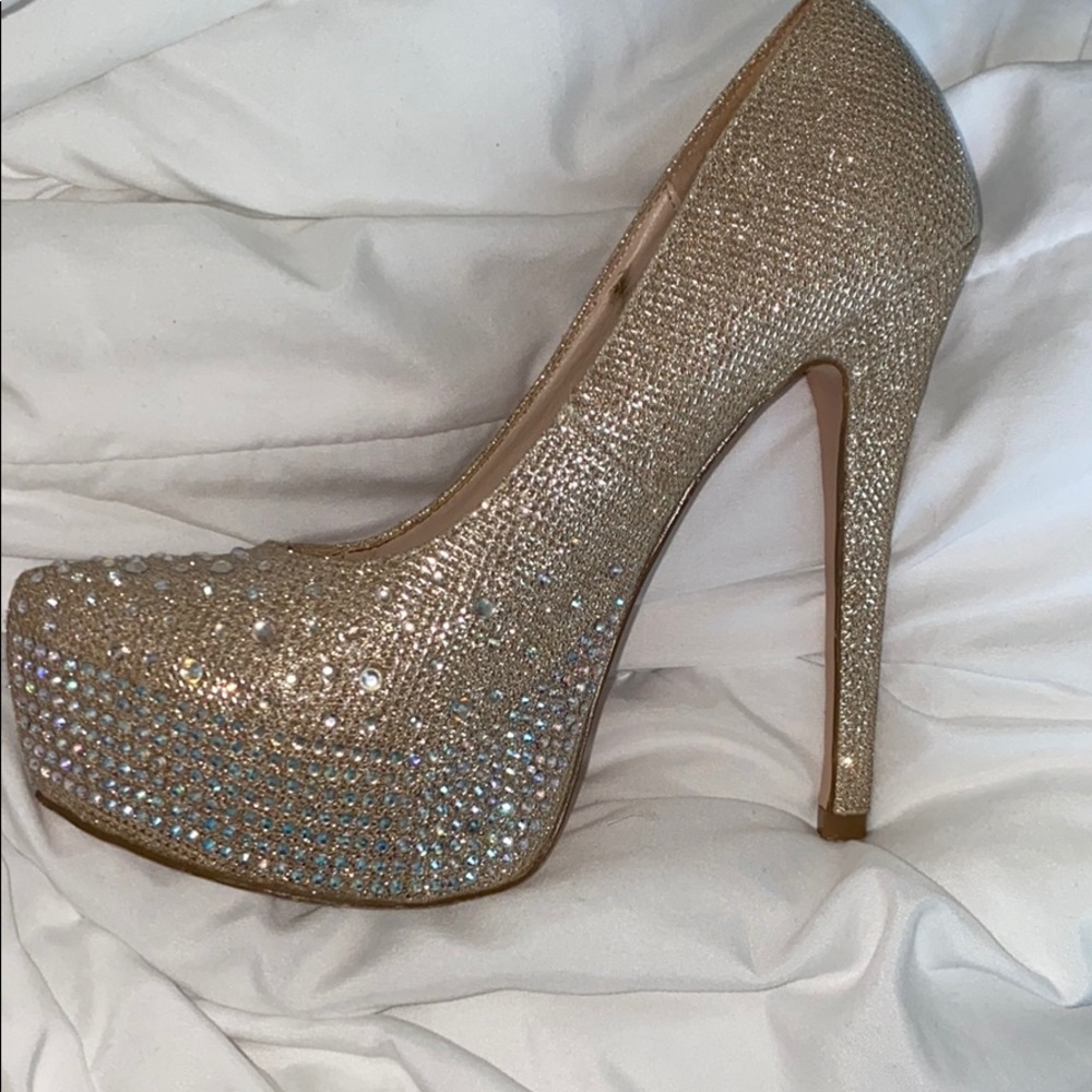 Cute sparkly shoes size 6 woman’s 🎇